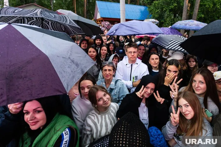 В очереди на концерт - сотни человек