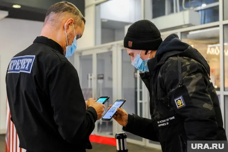 В новогодние праздники лучше посещать COVID-free места