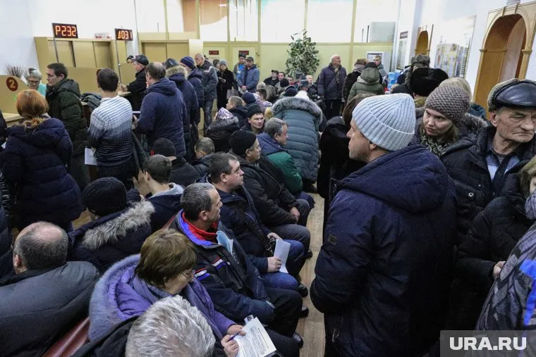 В больнице людьми заполнены три холла рядом с кабинетом