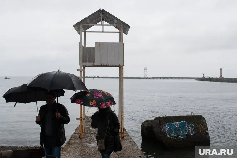 Власти Сочи порекомендовали жителям не отдыхать вблизи воды