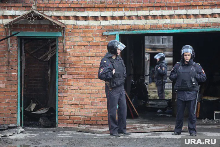 Территория возле сгоревшего дома оцеплена