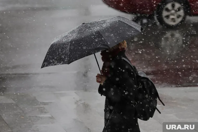 Если сильный ветер застал на улице, то необходимо укрыться в здании или подъездах жилых домов