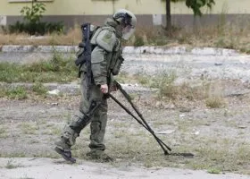 Российские военные под обстрелами ВСУ разминируют Северодонецк