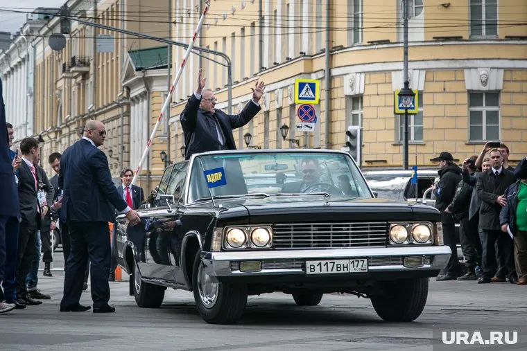 По словам Владимира Жириновского, сторонники Бориса Ельцина пытались сжечь его в машине