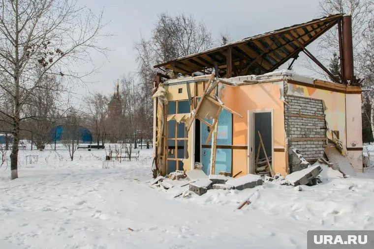 В горсаду не убирают снег и мусор