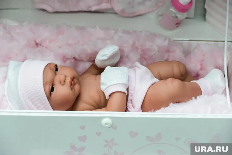 Вместо ребенка мать на следственном эксперименте убаюкивала куклу