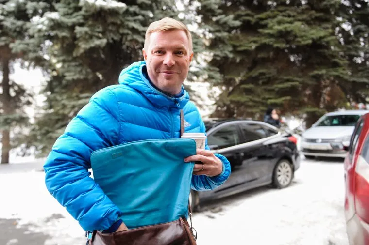 Антон Бахаев возле суда Центрального района. Челябинск