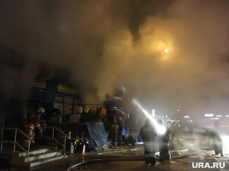 Пожарные несколько часов тушат огонь