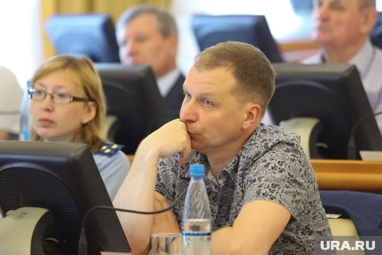 Глава Кургана Андрей Потапов любит цветные рубашки