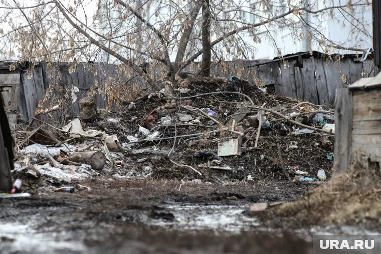 Тагильчане заметили, как неизвестные устроили свалку мусора и скрылись