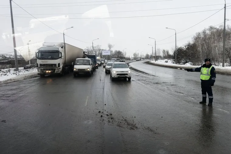 Визит министра природных ресурсов и экологии Сергея Донского на предприятия - ЧМК, городская свалка, ЧЭМК. Челябинск, проезжая часть, регулировщик дорожного движения, гибдд, гаи