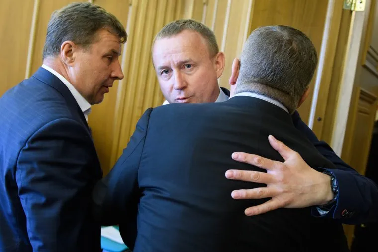 Заседание городской Думы Екатеринбурга и уход Евгения Ройзмана в отставку, тушин сергей, бородин алексей, мелехин сергей, объятия