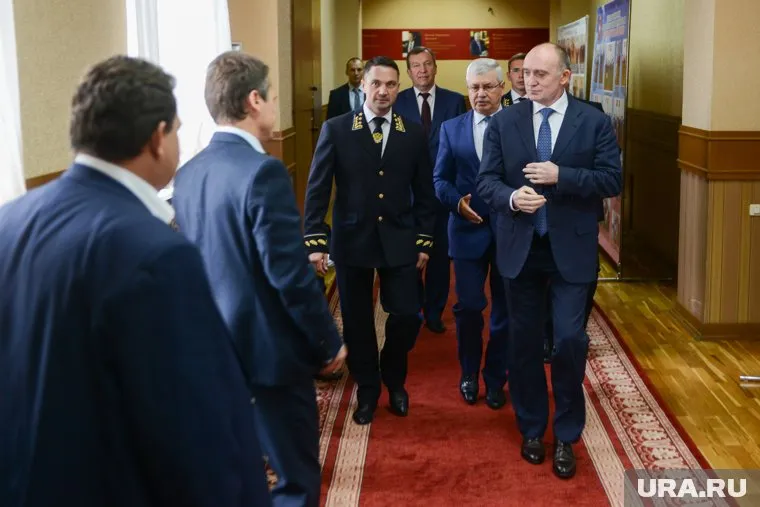 Губернатор Борис Дубровский отчитал на коллеги КСП Геннадия Васькова (второй слева, спиной)