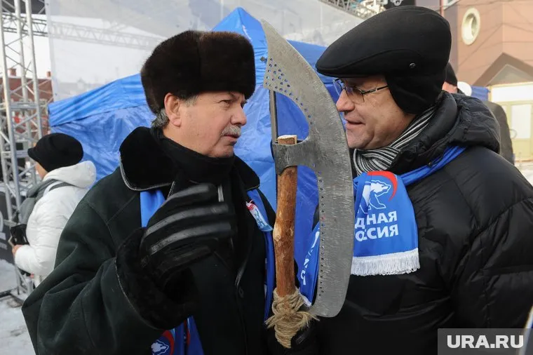 Владимир Мякуш (слева) «продавил» решение о приостановке членства в «ЕР» арестованного мэра Чебаркуля Сергея Ковригина