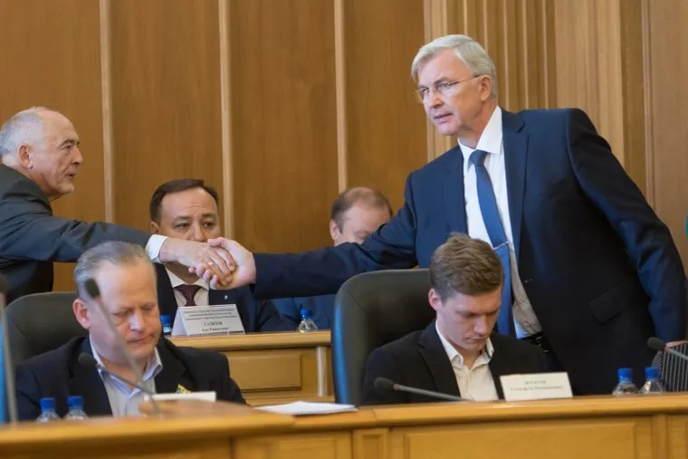 Первое заседание гордумы Екатеринбурга седьмого созыва, рукопожатие, салихов азат, матвеев михаил, гайда анатолий