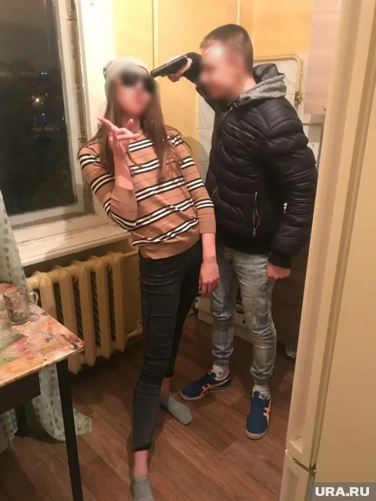 Сначала подростки позировали с пистолетом, а потом началось избиение