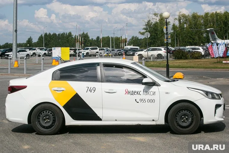 Водители такси начали массово отключаться от агрегатора «Яндекс. Go»