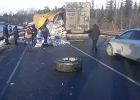 Пострадавший в аварии с двумя фурами на трассе Тюмень — Ханты-Мансийск впал в кому