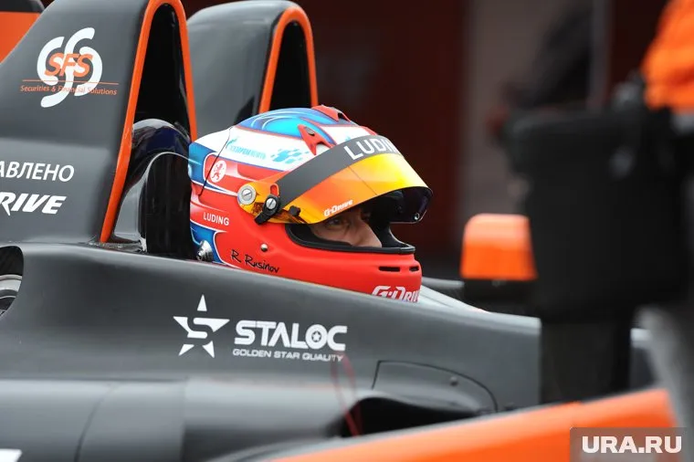 Участникам «Большой перемены» показали разницу между профессиональными гонщиками и водителями