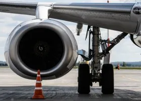 Грузовой самолет совершил аварийную посадку в Новом Уренгое, влетев в сугроб