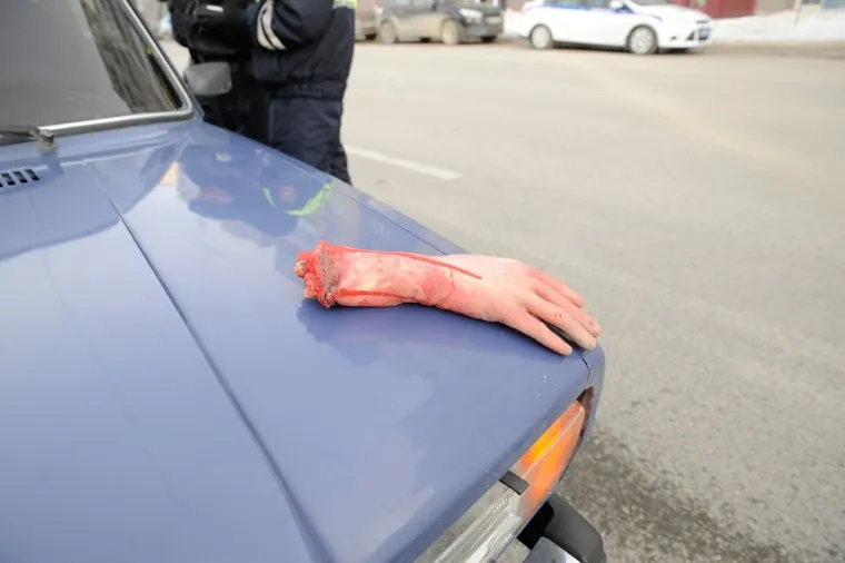 Сотрудники ДПС остановившие машину с рукой на капоте. Тюмень