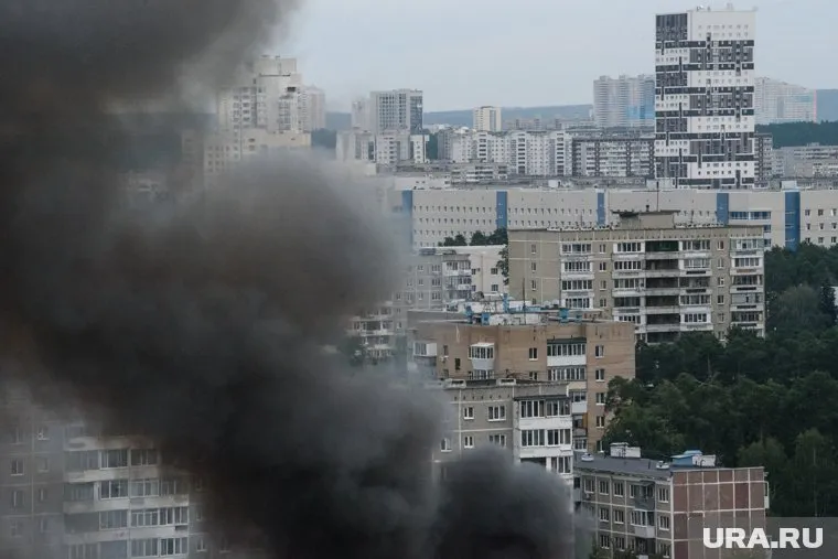 Пожар в районе стройки в Москве вспыхнул после нескольких взрывов, пишет Shot