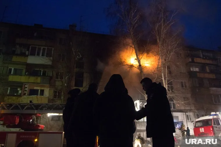 Основной версией происшествия является взрыв баллона с газом