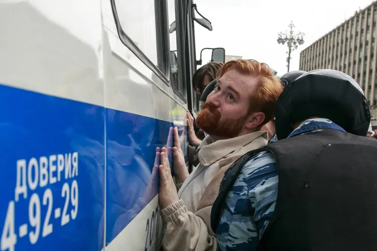 Несанкционированный митинг на Тверской улице. Москва, протестующие, автозаки, задержания, полиция, несанкционированный митинг