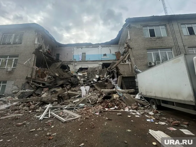 Часть здания обрушилась с 1 по 3 этажи