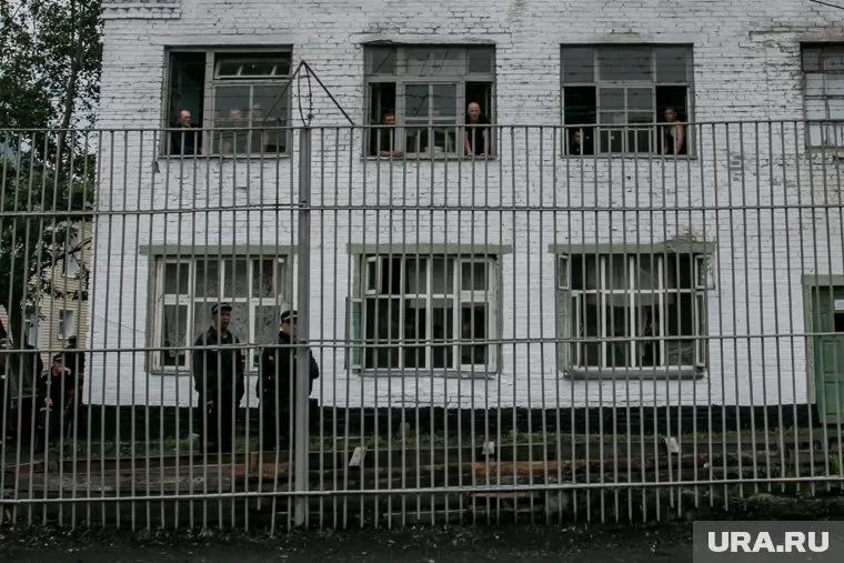 Заключенный привлекает к себе внимание, чтобы задержаться на лечении