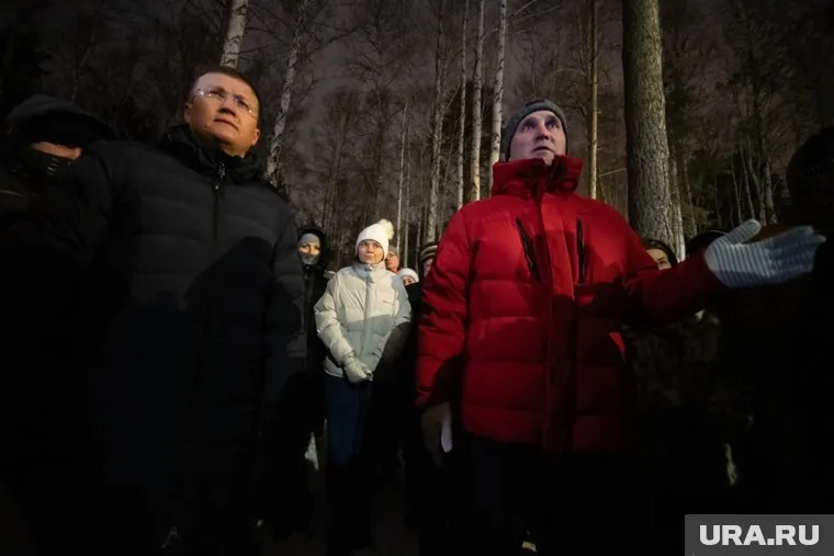 Денис Каракоз (в красной куртке) во время акций был основным переговорщиком с чиновниками и полицией