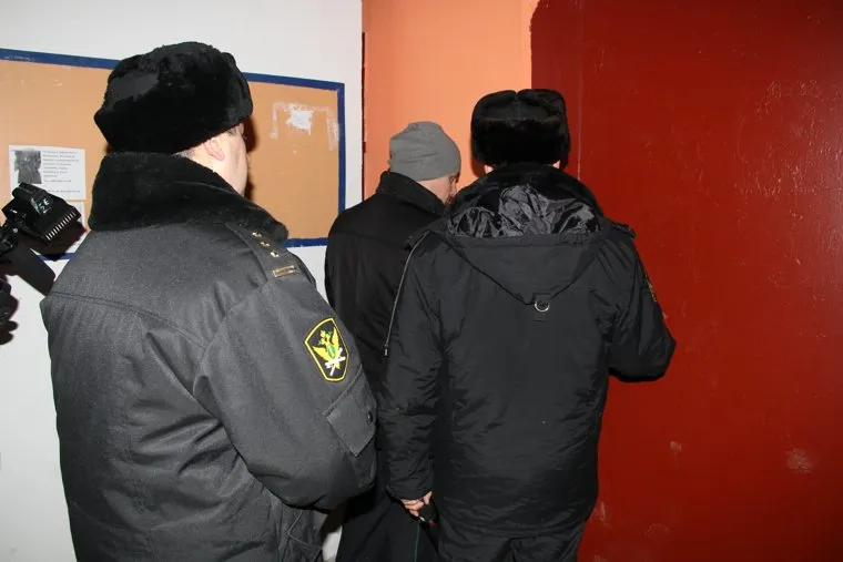 Долги со злостных неплательщиков взыскивают через суд и приставов