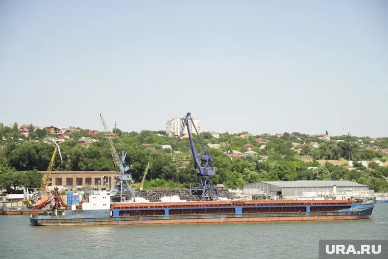 Территории снабжают продовольствием с помощью воздушного, речного и морского транспорта