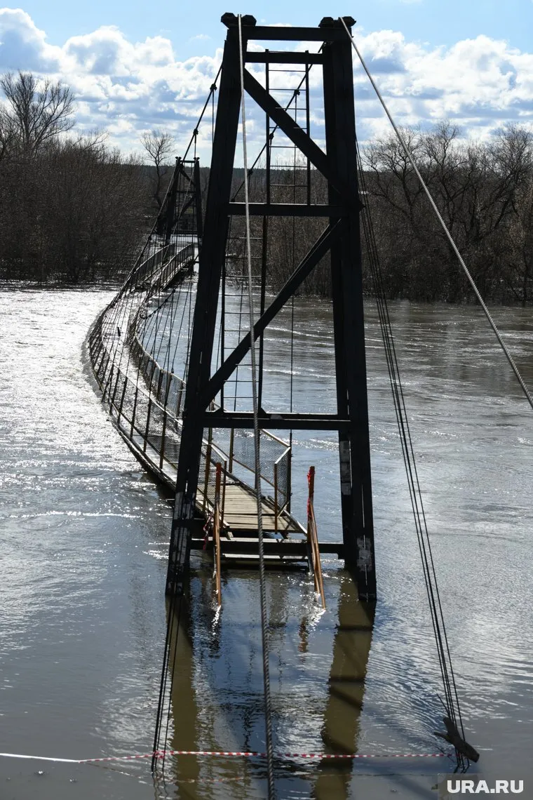 Власти в ХМАО обследовали мосты, которые были затоплены во время паводка