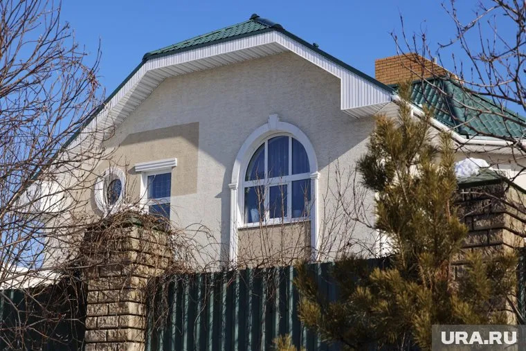 К дому есть личный асфальтированный подъезд (архивное фото)