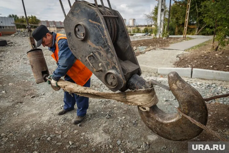 В поселке Сингапай упал строительный кран