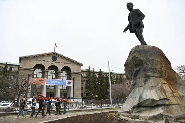 Перенос арт-объекта Красное дерево из главного здания МИЕ в Л52. Екатеринбург