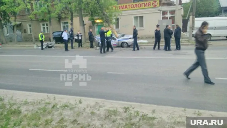 Патрульная машина врезалась в препятствие