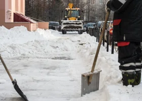 Фото, жалоба и чистый двор: куда обращаться, если не убирают снег во дворе