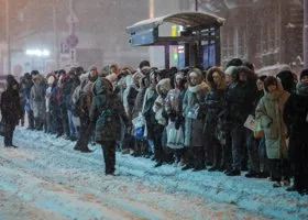 Тюменцев вынуждают ходить по сугробам в темноте из-за отсутствия автобусов