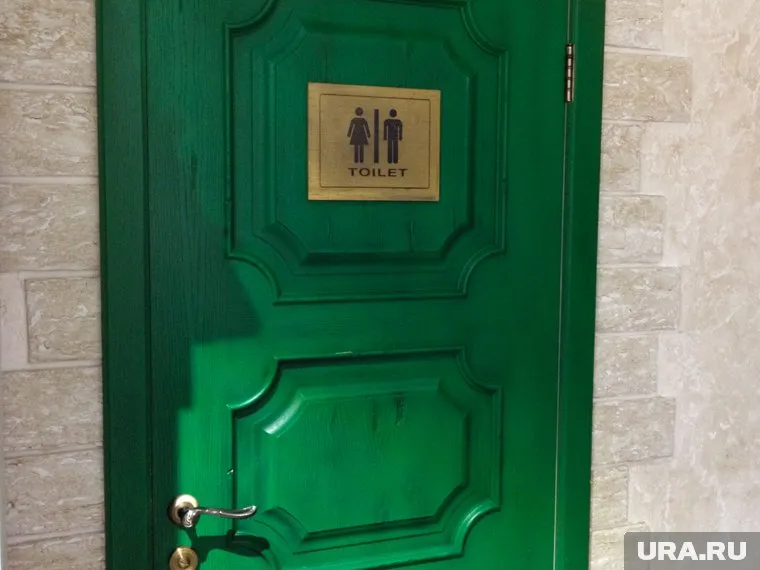 Из туалета мужчина позвонил своей матери