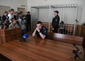 Мать подростка, зарезавшего подругу в Екатеринбурге, расплакалась после суда