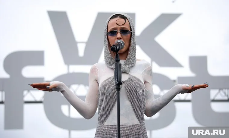 По данным telegram-канала Mash, певица Инстасамка задолжала налоговой 52 тысячи рублей