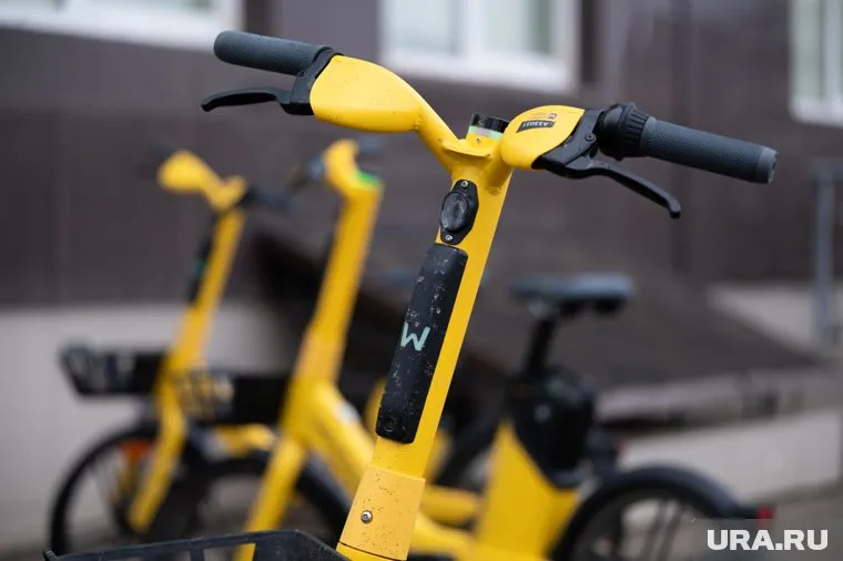 Электровелосипеды бросали вне велопарковок