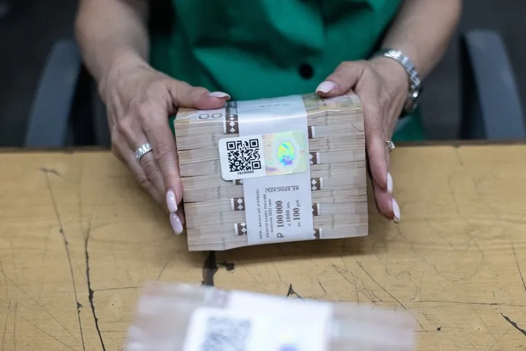 Печать сторублевой купюры на фабрике "Гознак" в Москве. Москва