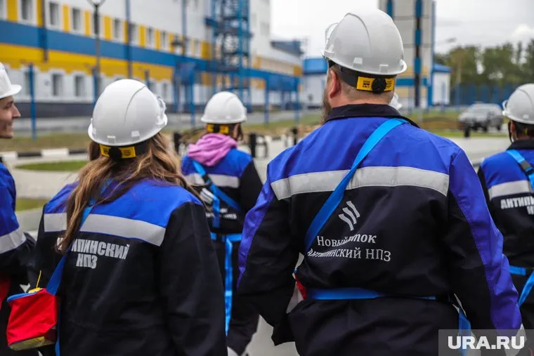 Антипинский НПЗ продадут вместе с коллективом