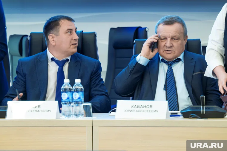 Василий Нечаев (слева) руководит Карагайским округом с 2020 года