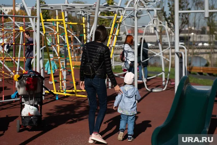 Родителям хотят разрешить контролировать зарубежные поездки своих детей