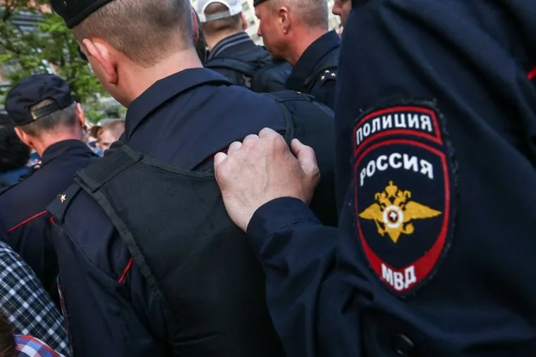 Акция правозащитника Льва Пономарева у здания ФСБ на Лубянской площади. Москва
