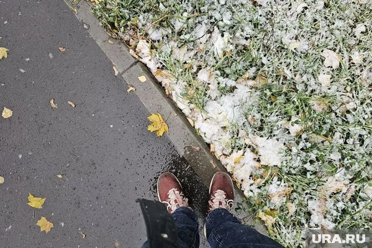 В такую погоду желательно быть в теплой непромокаемой обуви